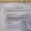 Fotografie zachycuje bílý papír s textem v češtině. V horní části je nadpis Valeton CRL-6 Coral Cab Kytarový efekt, následovaný popisem produktu a se…
