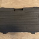 Černý plastový kufřík s rukojetí a dvěma zapínacími zámky. Na spodní části je vyražen nápis BOSS a označení modelu BCB-90X. Povrch je strukturovaný s…