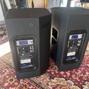 Dvě černé aktivní reproduktory s texturovaným povrchem. Na zadním panelu obou kusů je vidět nápis Electro-Voice a model ETX Powered Loudspeaker. Jsou…