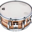 Kytarový snare drum s korpusem z přírodního světlého dřeva s viditelnou strukturou a tmavšími vodorovnými pruhy. Na bílém blátci je viditelné černé l…
