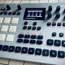 Stříbrný digitální drum machine s názvem Analog Rytm MKII a logem Elektron. Zařízení obsahuje displej, zahlreiche ovládací knofíky, bílé gumové pady…
