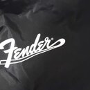 Detail černé textilní tašky nebo obalu. Uprostřed je bílý nápis Fender s obchodním znakem ®. Povrch materiálu vykazuje mírné pomačkání.