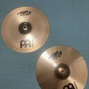 Dvě mosazné činely s kladivkovaným povrchem. Na obou jsou viditelné nápisy „Rakes“ a logo „MEINL“. Povrch je v dobrém stavu bez viditelných poškození.
