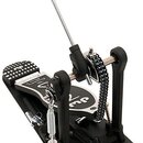 Černý pedál basového bubnu s řetězovým pohonem a kovovou základnou. Na šlapce je bílý nápis "dw" a na spodní části mechanismu je vidět logo "dw". Nás…