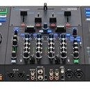 Černý DJ kontrolér s dvěma jog-koly a centrálním mixážním sekcí. Na přední hraně jsou nápisy RANE FOUR a serato. Zařízení obsahuje řadu barevných pod…
