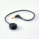 Černý kabel s pozlaceným 3,5mm jack konektorem na jednom konci. Druhý konec kabelu je zakončen kulatým černým plastovým prvkem s oválným výstupkem. N…