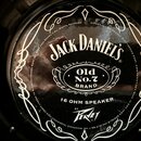 Fotografie zachycuje zadní část reproduktoru s černým povrchem a bílými nápisy. Uprostřed je výrazné logo JACK DANIEL'S a pod ním v oválu text Old No…