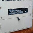Fotografie zachycuje zadní stranu bílého kompaktního zesilovače. Na černém štítku jsou uvedeny údaje Model No. MINI3, Serial No. 8111951 a logo VOX.…