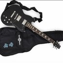 Černá elektrická kytara s dvěma humbuckery a černým popruhkem. Kytara leží na černém softcasu, který má bílý nápis Gear4music a dvě modré vyšívané že…