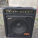 Černý basový kombo zesilovač s látkovým potahem a kovovou mřížkou reproduktoru. Na horním ovládacím panelu je nápis BA150 BASS AMP a v pravé dolní čá…