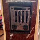 Černý předzesilovač Fishman Prefix s ovládacími posuvníky a dvěma otočnými knoflíky. Na panelu jsou nápisy TUNER, PICKUP, BLEND, PHASE, FREQUENCY, TR…