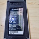 Fotografie zachycuje spodní část černého efektpedálu značky BOSS. Na spodním krytu je bílý štítek s nápisy „Dry battery 9 V type“, informacemi o shod…