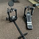 Černý dvojpedál do bicích s kovovými prvky a propojovací tyčí. Na pedálech je bílé logo "pp" a nápis "pedals". Povrch pedálů je černý, s viditelnými…