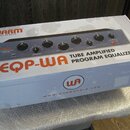Fotografie znázorňuje papírovou krabici s produktem Warm Audio. Na horní i boční straně je uveden název modelu EQP-WA a popis TUBE AMPLIFIED PROGRAM…