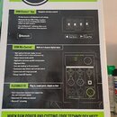 Fotografie zachycuje část kartonu s produktovou informací o reproduktoru. Je zde uveden název modelu SRM210 V-CLASS a popis 10" 2000W HIGH-PERFORMANC…