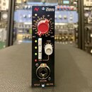 Černý rackový mikrofonní předzesilovač značky Neve. Na předním panelu je velký červený otočný knoflík, menší stříbrný knoflík s nápisem TRIM a přepín…