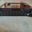 Černý elektronický přístroj s nápisem Live Player LP x 16 a doplňkem 16 Track Player and USB Interface. Na pravé straně je logo cymatic audio powered…