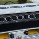 Černý rackový přístroj s nápisem dmx merger/splitter a označením dms 26. Zařízení obsahuje řadu DMX konektorů s číslováním od 1 do 8 a digitální disp…