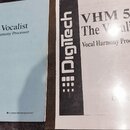 Dvě uživatelské příručky k procesoru vokálních harmonií. Obě mají na levé straně černý pruh s bílým logem DigiTech. Levá příručka je světle modrá s n…