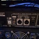Zadní panel černého elektronického zařízení s nápisy PURE CLASS A - HIGH VOLTAGE - ULTRA FIVE DIRECT a AVALON DESIGN - TUSTIN, CALIFORNIA, U.S.A. V l…