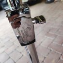 Detail chromovaného spoje teleskopického stojanu. Na povrchu je viditelné logo Pearl a nápisy ADVANCED HARDWARE SYSTEM. Povrch vykazuje drobné škrába…
