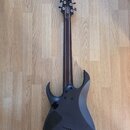 Černá elektrická kytara s matným povrchem a tmavým hnedým hmatníkem. Na hlavě je bílý nápis "Schecter". Tělo má výrazně vyřezané rohy a je v dobrém v…