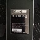 Fotografie zachycuje spodní stranu efekt pedálu značky BOSS. Na černém štítku je uveden nápis Roland Corporation, adresa 2036-1 Nakagawa, Hosoe-cho,…