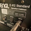 Detail zadní strany kytarového boxu s nápisem ENGL E 412 Standard Speaker Cabinet. Na bílém štítku jsou uvedeny údaje LOADED WITH: CELESTION V12-60,…