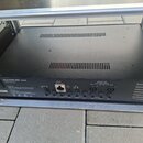 Černý kytarový zesilovač umístěný v transportním kufru. Na zadním panelu je nápis GLOCKENKLANG Soul a Made in Germany. Jsou zde viditelné konektory p…