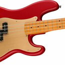 Čtyřstrunná elektrická basová kytara s červeným trupem a světlou dřevěnou hmatnicí. Nástroj má světlý pickguard a dva černé snímače. Na těle nejsou v…