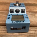 Modrý kytarový efekt s displejem a třemi černými ovratovými knoflíky. Na horní části je nápis MULTISTOMP, model MS-70CDR a seznam efektů Chorus Delay…