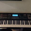 Černý digitální syntezátor s klávesnicí. Na levé straně je bílé logo YAMAHA a vpravo nápis moXF8s. Přístroj obsahuje displej, řadu tlačítek a několik…