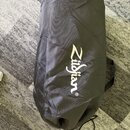 Černý textilní přepravní vak s rukojetí a stahovací šňůrou. Na povrchu je bílý nápis Zildjian®. Materiál vykazuje mírné pomačkání.