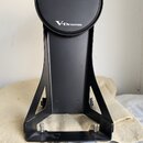 Černý kovový stojan s kruhovým horním prvkem. Na horní části je bílý nápis Roland s logem a pod ním nápis V-Drums. Povrch je matný, v dolní části jso…