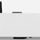 Zadní strana bílého MIDI kontroléru s černými ovratovými knoflíky. Na povrchu je nápis KEYSTEP 37 CONTROLLER & SEQUENCER a logo (A). Jsou zde vidět k…