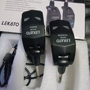 Dva černé bezdrátové vysílače s kovovými konektory v bílém polystyrenovémI podložním materiálu. Na levém je nápis LEKATO WS-80 Receiver a na pravém L…