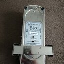 Spodní strana efektového pedálu v chromovaném provedení. Na bílém štítku jsou nápisy Fender FUZZ-WAH, TYPE: PR 739 a logo CE. Dole na štítku je uvede…