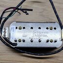 Stříbrný humbucker s kovovým krytem a připojenými vodiči. Na krytu je vyražen nápis Seymour Duncan. Made in America. Na boku je bílá nálepka s textem…