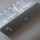 Černý obdélníkový box s bílými nápisy a dvěma XLR konektory. Na horní straně je uveden název RH SOUND, model DB-02 DIRECT a nápisy BALANCED IN/OUT 60…