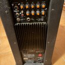 Zadní strana černého reproduktorového komba značky Easy Sound™. Horní část tvoří ovládací panel s dvěma kanály, každý vybavený knoflíky pro Gain/Low,…