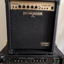 Černý basový kombozesilovač s látkovou přední mřížkou. Na horním ovládacím panelu je nápis ULTRABASS BX300 a logo BEHRINGER, v dolní části mřížky je…
