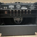 Zadní strana kytarového komba v černém potahu. Na horním panelu jsou nápisy Jack Daniel's Old No. 7 Brand, JD30-T, QUALITY GUITAR AMPLIFIER a A PRODU…