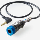 Kabel s konektory, který má na jednom konci zlatý 6,3mm jack v černém plastovém plášti. Druhým koncem je kovová zásuvka s modrým anodovaným prstencem…