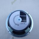 Kruhlový reproduktor s kovovým rámem. Na bílém středovém krytu je černý nápis PROFESSIONALLOUDSPEAKER a logo CELESTION. Dále je zde text Celestion In…