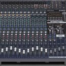 Tmavě modrý mixážní pult značky YAMAHA s označením modelu EMX 2016ct. Obsahuje více vstupních kanálů s posuvníky, knoflíky a sekce DIGITAL GRAPHIC EQ…