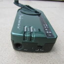 Zelený ladič s nápisem Fender Chromatic Green Tuner. Na přední straně jsou dvě stříbrná tlačítka s nápisy R CALIB a POWER, vedle nich jsou tři malé k…