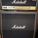 Kytarový zesilovač s boxem značky Marshall. Na hlavě je zlatý panel s nápisem JCM 900 a textem 100W SLP Gain/Bass Reflex Reverb, v pravém horním rohu…