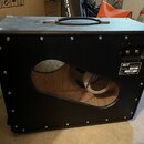 Černý basový reproduktor v bedně potažené texturou. V pravém dolním rohu je bílý štítek s nápisy HOT CUSTOM AMPLIFICATION, Custom Bass Cabinet a webo…