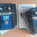 Dvě černé efektové pedály značky EBS s modrými vodorovnými pruhy. Levý pedál nese nápis MULTICOMP True Dual Band Compressor a má ovládací prvky COMP/…