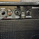 Horní ovládací panel černého kytarového komba s nápisem Sound Wave 65. Jsou zde vidět knoflíky TREBLE, PRESENCE a VOLUME, vstupy CD INPUT, LINE OUT a…